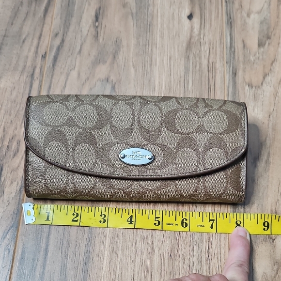 Coach Tan Signature Wallet With Red Insert Zippered Detail Women's - Picture 16 of 17